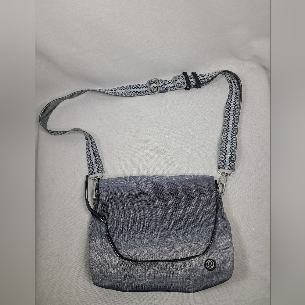 LULULEMON PARTY OM BAG GRADIENT ZIGZAG GRAY festival bag cross body purse RARE